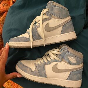 Nike Women's Light Blue and White Sneakers